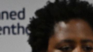 La congresista texana Sylvia García habla durante una conferencia de prensa.