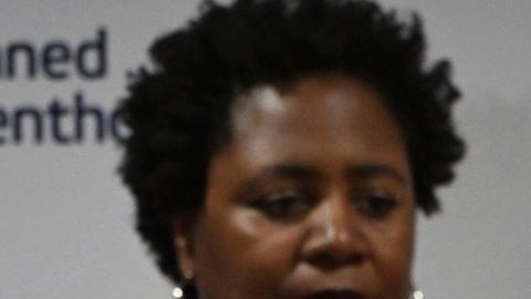 La congresista texana Sylvia García habla durante una conferencia de prensa.