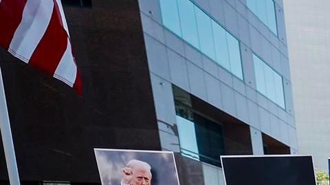 LOS ANGELES (United States), 01/03/2026.- Demonstrators wave flags and march in celebration following the US and Israeli strikes in Iran; in Los Angeles, California, USA, 28 February 2026. According to a statement from Iranian state media issued on 01 March 2026, Iranian Supreme Leader Ayatollah Ali Khamenei was killed in an airstrike during a joint United States (US) and Israeli military campaign that began on 28 February 2026. (Protestas, Estados Unidos) EFE/EPA/CHRIS TORRES