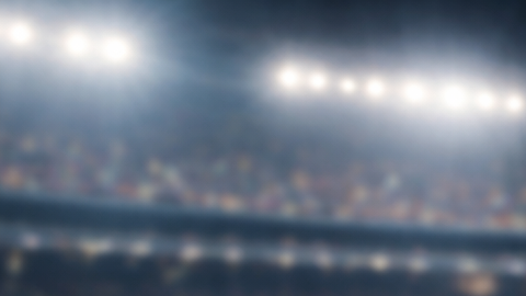Guante de béisbol con pelota, gorra con bandera de México, fichas de casino y celular mostrando apuestas deportivas en un estadio de béisbol.