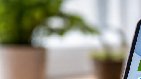 Pantalla de laptop con Windows mostrando Microsoft Copilot como asistente de inteligencia artificial