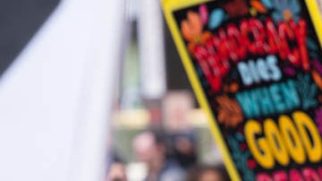 Personas congregadas durante la marcha “No Kings” efectuada en Manhattan