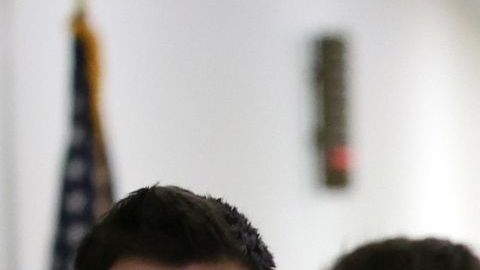 Pam Bondi sale del Capitolio de Estados Unidos tras una audiencia de supervisión del Comité Judicial de la Cámara de Representantes en el Capitolio