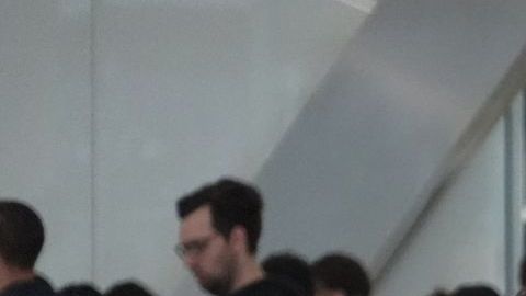 Pasajeros de aerolíneas hacen largas filas para pasar el control de seguridad de la TSA