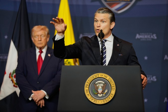 Pentágono veta a fotorreporteros por imágenes “poco favorables” de Pete Hegseth