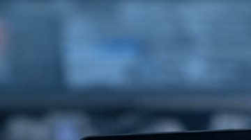 Persona usando una laptop mientras una interfaz de inteligencia artificial muestra un perfil digital y datos personales en pantalla.