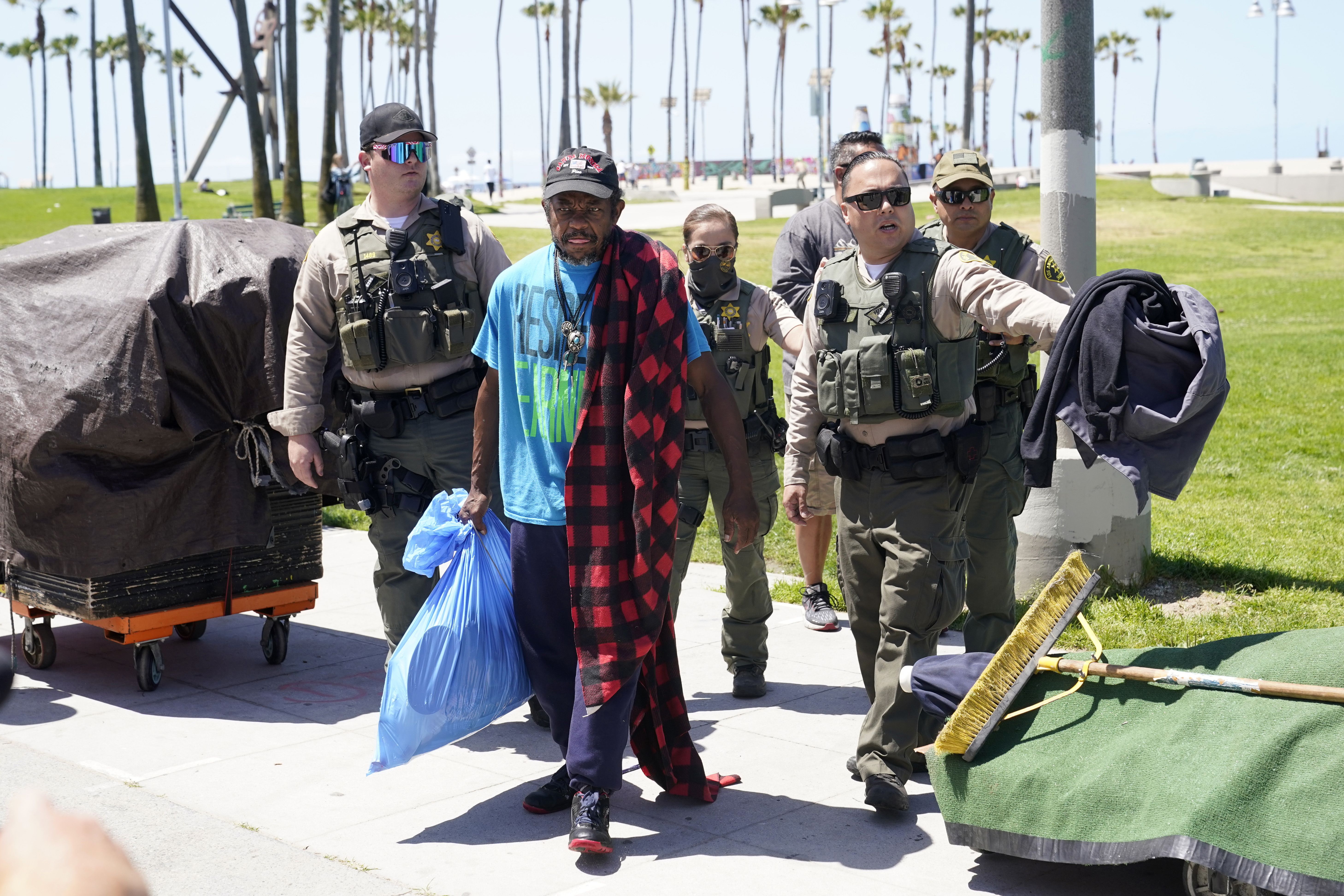 Levantan campamento de personas sin hogar en Los Ángeles - La Opinión