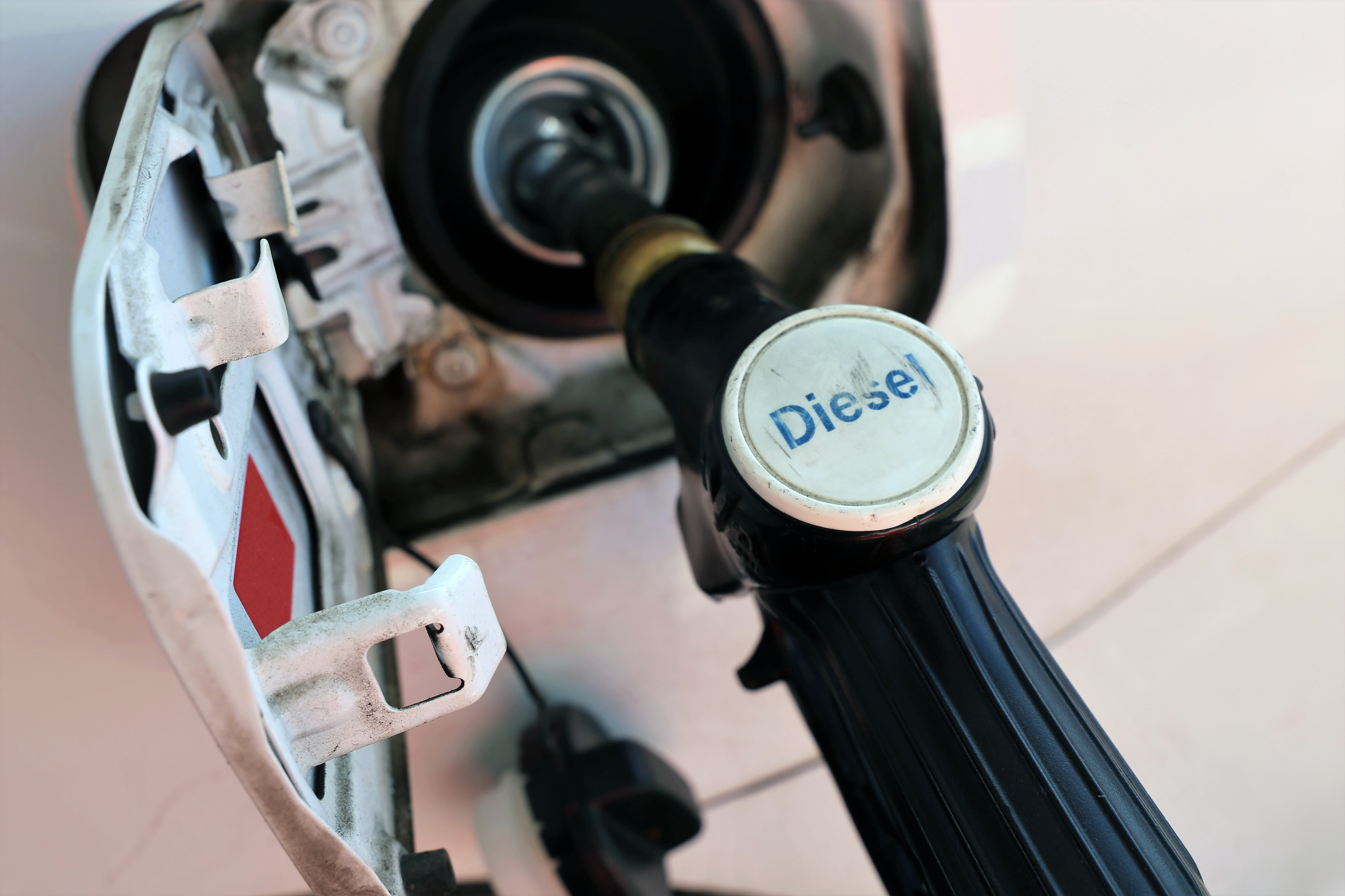 El diésel supera los $6.50 dólares por galón y revive el debate sobre prohibir sus exportaciones