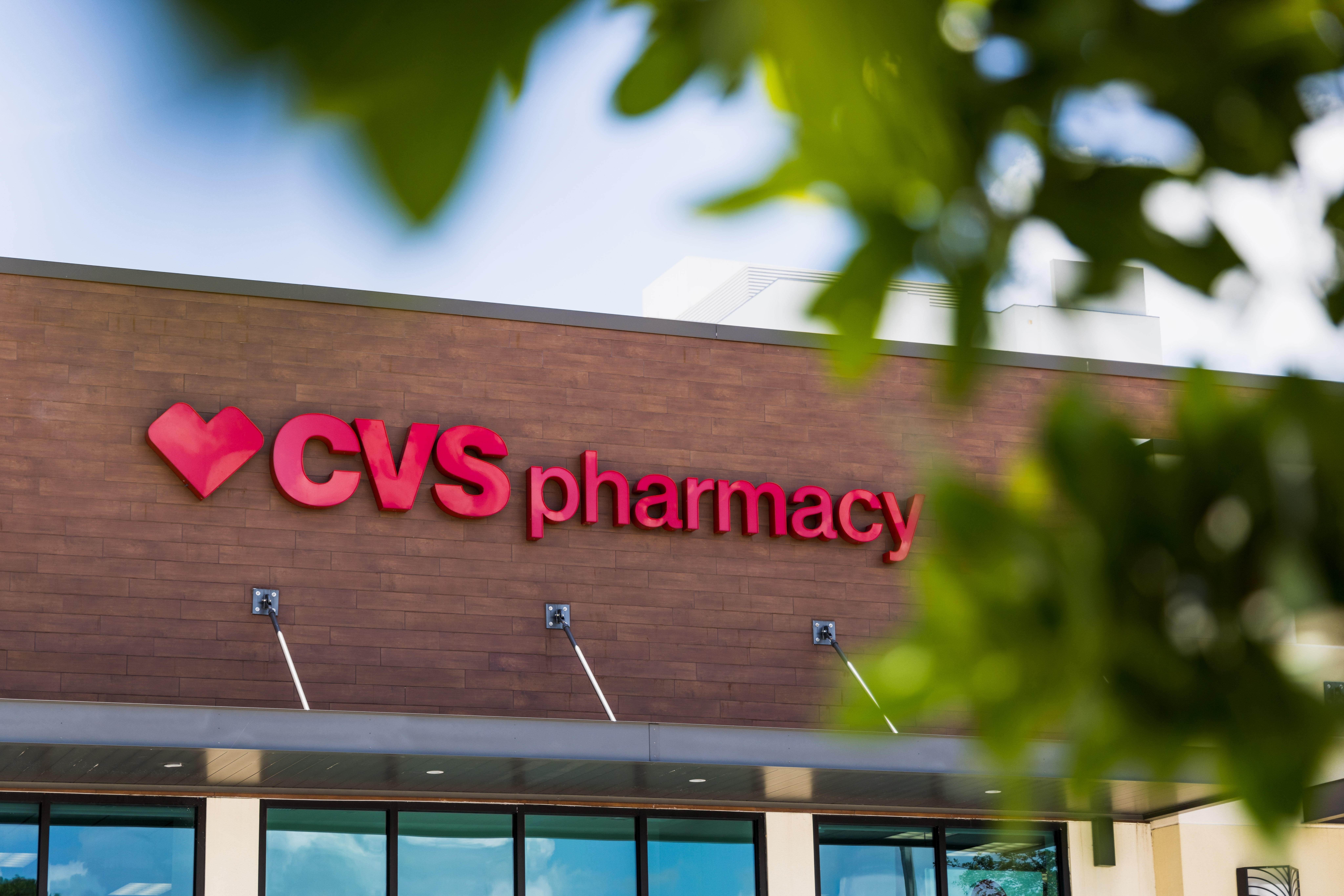 Proyecto de ley podría obligar a CVS al cierre de 134 farmacias: ¿Por qué?