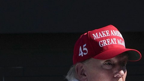 Donald Trum busca que sus seguidores le den la espalda en lataquilla a Springsteen.