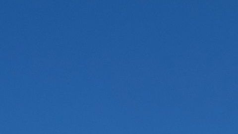 Un instructor de la compañía ucraniana General Cherry demuestra el funcionamiento de un dron interceptor antiaéreo diseñado para destruir drones de ataque rusos en la región de Kiev