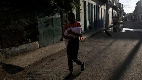 "Somos nosotros contra el mundo": las futuras madres cubanas que se preparan para dar a luz en un país sumido en la oscuridad