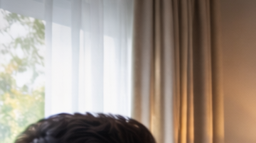 Grupo de amigos latinos celebrando un gol mientras ven un partido de fútbol en un televisor grande en sala de estar