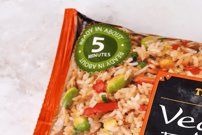 Bolsa de arroz frito vegetal congelado envasado, producto listo para cocinar en pocos minutos