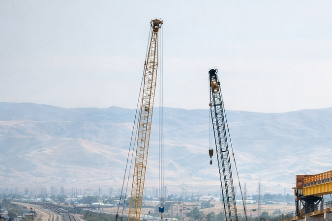 Construcción del tren de alta velocidad en California con viaducto y maquinaria en el Valle Central