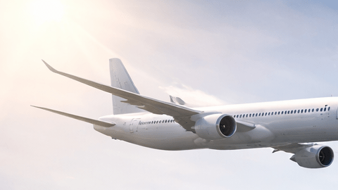 Distintos tipos de aviones volando juntos en el cielo, incluyendo un avión experimental de ala fusionada y aeronaves comerciales.