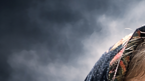 Imagen ilustrativa de Baba Vanga con escenario apocalíptico y nave extraterrestre en el cielo