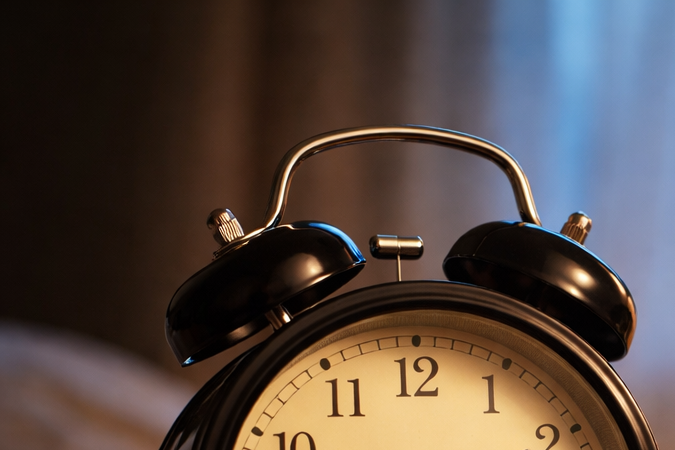 reloj marcando cambio de horario en estados unidos durante el daylight saving time