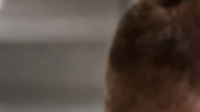 Hombre en aeropuerto mostrando su pasaporte a un agente de inmigración durante control