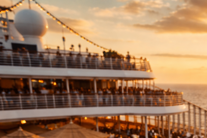 Vista desde un crucero al atardecer con pareja disfrutando del viaje Pareja mirando el atardecer desde la cubierta de un crucero en el mar