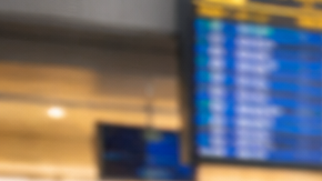 aeropuerto lleno semana santa viajeros con maletas filas seguridad vuelos retrasos temporada alta