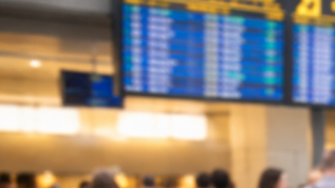aeropuerto lleno semana santa viajeros con maletas filas seguridad vuelos retrasos temporada alta