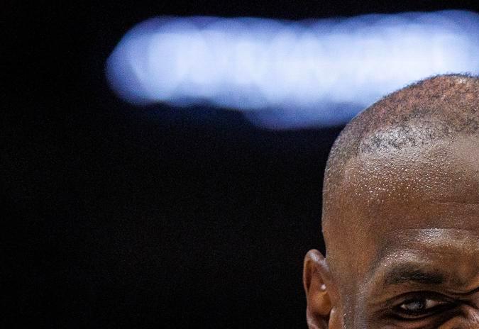 LeBron James discute con el árbitro Mark Lindsay durante el partido entre los Lakers y el Miami Heat. James hizo historia al disputar su partido 1,611 en la NBA.