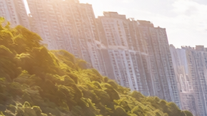 Escalera mecánica larga en una ciudad montañosa de China con personas subiendo