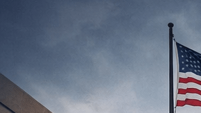 Edificio del FBI, un dron militar sobre el océano Pacífico y un mapa de California con señales de alerta.