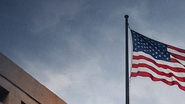 Edificio del FBI, un dron militar sobre el océano Pacífico y un mapa de California con señales de alerta.