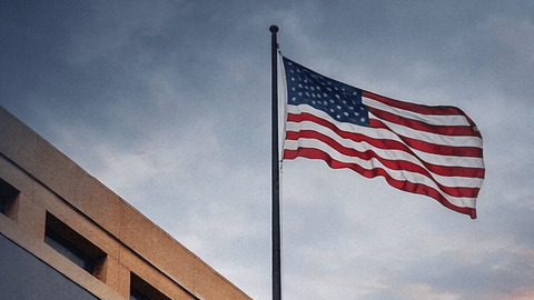 Edificio del FBI, un dron militar sobre el océano Pacífico y un mapa de California con señales de alerta.