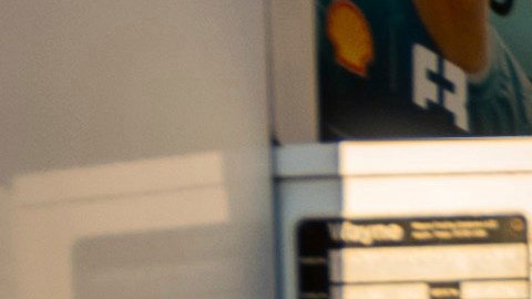 Un automovilista carga gasolina en una estación Shell en San Francisco, donde la gasolina regular sin plomo se vende a 5,85 dólares por galón. (Foto AP/Noah Berger)