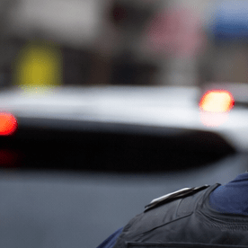 Agentes de inmigración detienen a un hombre en la calle en Estados Unidos