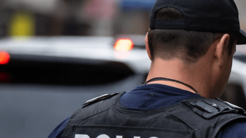 Agentes de inmigración detienen a un hombre en la calle en Estados Unidos