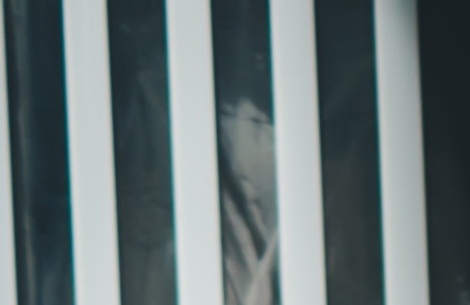 En algunas personas, el hábito de caminar con las manos en los bolsillos aparece cuando sienten inseguridad o incomodidad social.