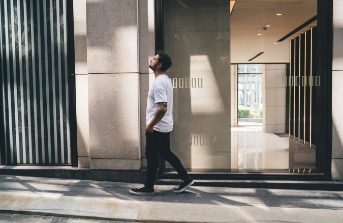 En algunas personas, el hábito de caminar con las manos en los bolsillos aparece cuando sienten inseguridad o incomodidad social.