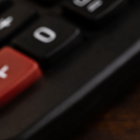 Carta del IRS con aviso de embargo sobre documentos financieros y dinero en una mesa