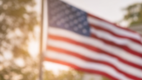 Hombre latino con documentos en la mano frente a edificio gubernamental en Estados Unidos