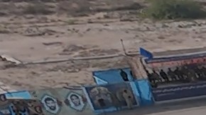 En la imagen, proporcionada por Sepahnews de la Guardia Revolucionaria de Irán el 16 de febrero de 2026, un grupo de soldados en posición de firmes durante el ejercicio de la guardia en el golfo Pérsico, el lunes16 de febrero de 2026. (Sepahnews vía AP)