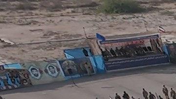 En la imagen, proporcionada por Sepahnews de la Guardia Revolucionaria de Irán el 16 de febrero de 2026, un grupo de soldados en posición de firmes durante el ejercicio de la guardia en el golfo Pérsico, el lunes16 de febrero de 2026. (Sepahnews vía AP)