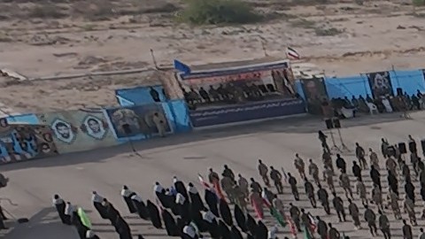 En la imagen, proporcionada por Sepahnews de la Guardia Revolucionaria de Irán el 16 de febrero de 2026, un grupo de soldados en posición de firmes durante el ejercicio de la guardia en el golfo Pérsico, el lunes16 de febrero de 2026. (Sepahnews vía AP)