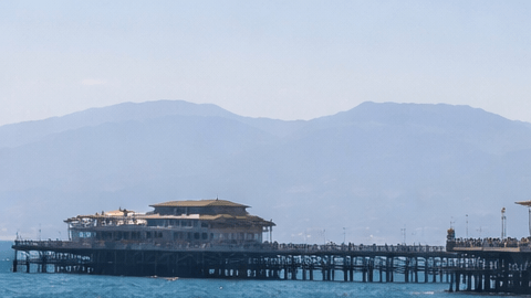 Desagüe desembocando en el mar en una playa de Los Ángeles con advertencia sanitaria