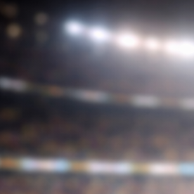 Balón de fútbol sobre billetes y entradas con maletas y un avión de juguete, representación del impacto económico tras la suspensión de la Finalissima.