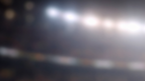 Balón de fútbol sobre billetes y entradas con maletas y un avión de juguete, representación del impacto económico tras la suspensión de la Finalissima.