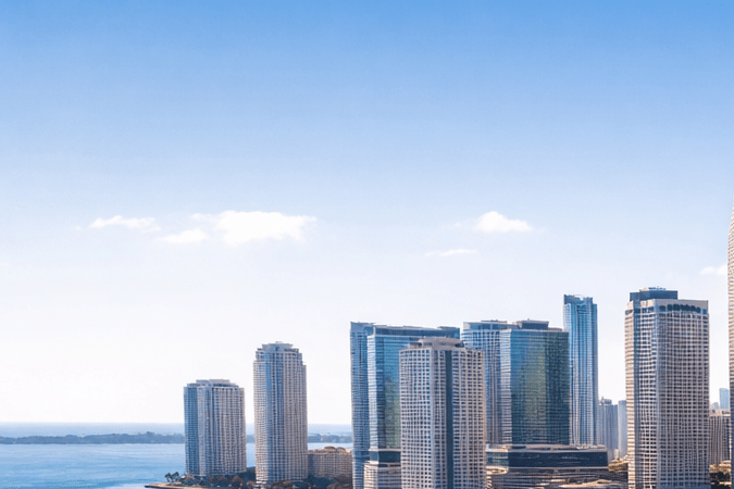 Vista aérea del skyline de Miami con rascacielos frente a la bahía Biscayne y palmeras en el sur de Florida.