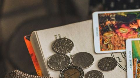 Las cartas del tarot auguran suerte para algunos signos en lo financiero.