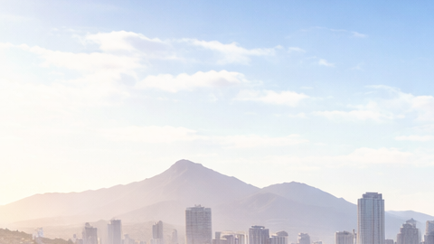 Tren de carga automatizado circulando sobre una vía elevada cerca de la frontera entre Estados Unidos y México