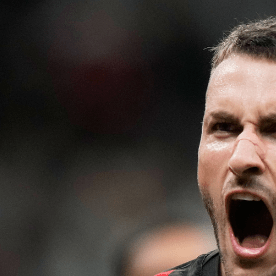 Ricardo Kaká, del AC Milan, celebra tras marcar un gol durante un partido de la Serie A entre el AC Milan y el Genoa, en el estadio San Siro de Milán, Italia, el sábado 23 de noviembre de 2013. (Foto AP/Luca Bruno)