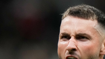 Ricardo Kaká, del AC Milan, celebra tras marcar un gol durante un partido de la Serie A entre el AC Milan y el Genoa, en el estadio San Siro de Milán, Italia, el sábado 23 de noviembre de 2013. (Foto AP/Luca Bruno)