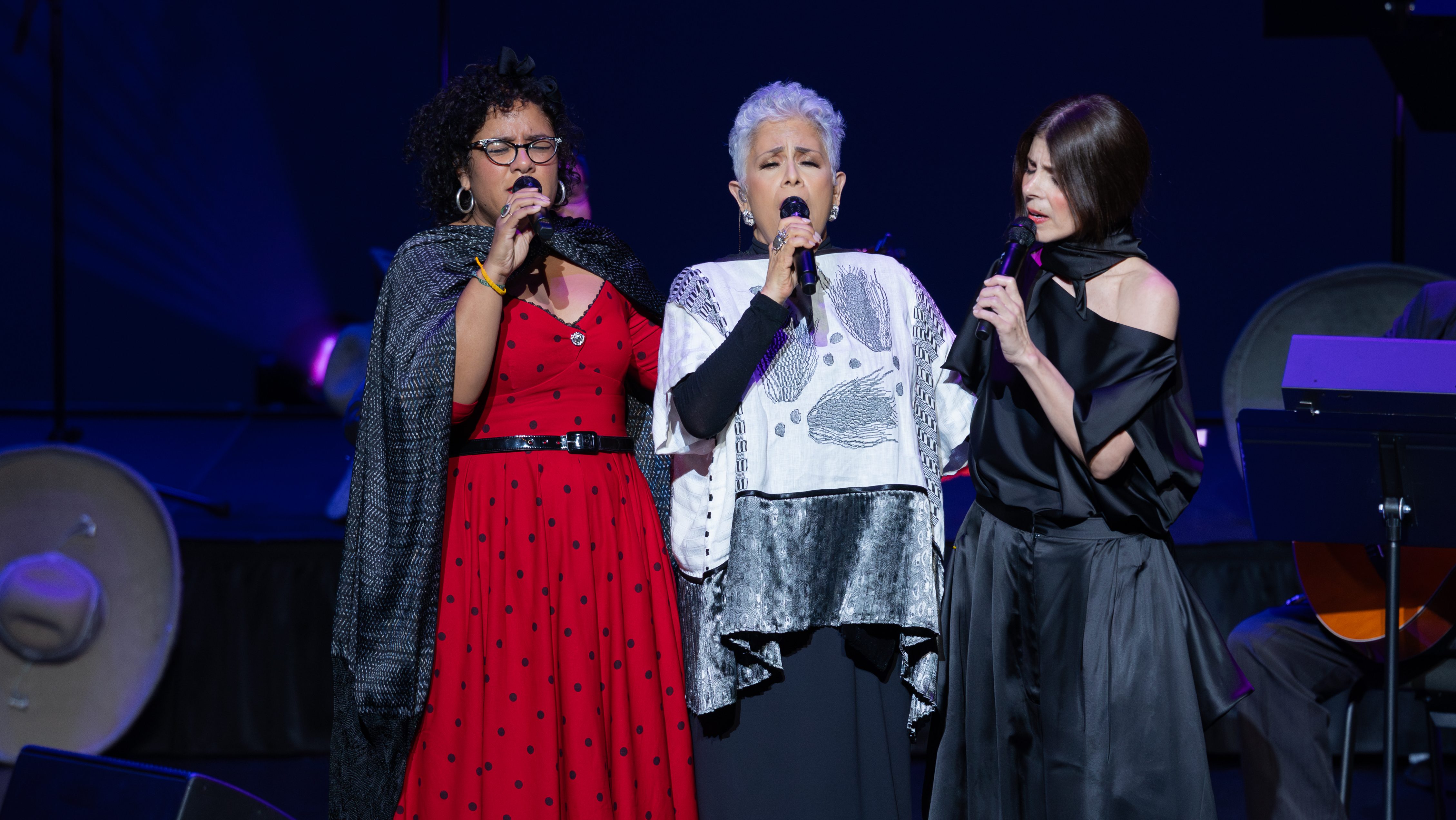 ‘Chavela y Sus Mujeres’, un deleite de música mexicana que puso de pie a&hellip;